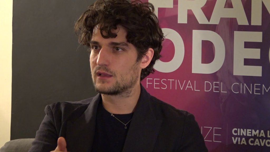 Louis Garrel saluta il pubblico di France Odeon